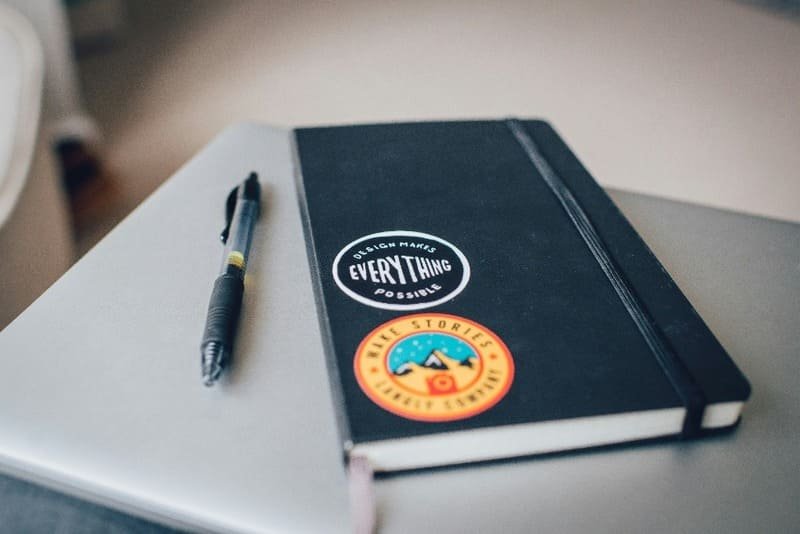 Libretas personalizadas con logo corporativo sobre escritorio
